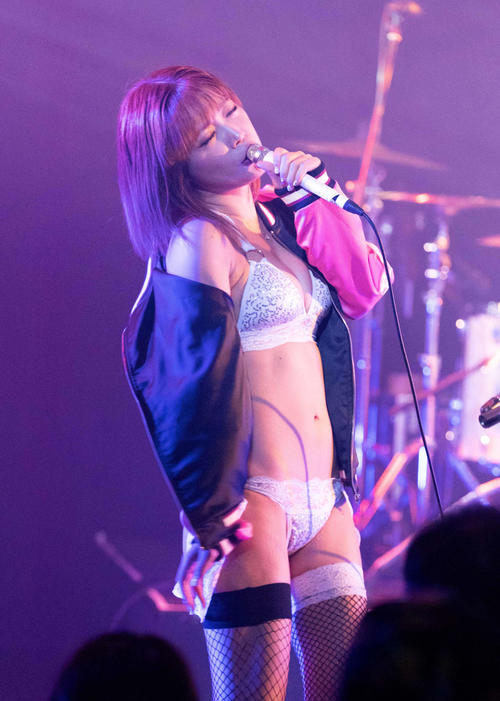 セクシーなビキニスタイルで熱唱する藤田恵名