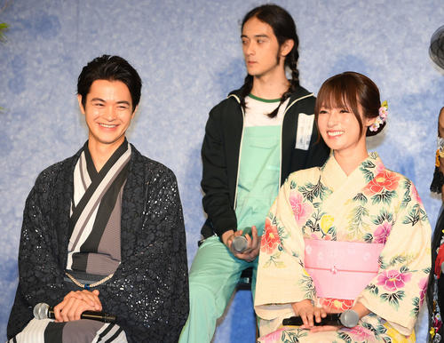 フジテレビ木曜劇場「ルパンの娘」記者会見で笑顔を見せる深田恭子（右）と瀬戸康史（左）。奥は栗原類（撮影・鈴木みどり）