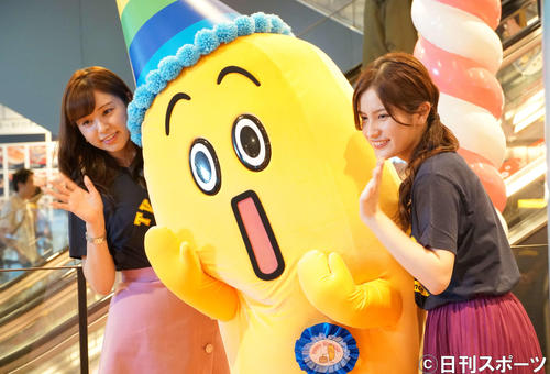 テレビ東京の角谷暁子アナ（左）と新人の池谷実悠アナ。中央はバナナ社員のナナナ（撮影・遠藤尚子）