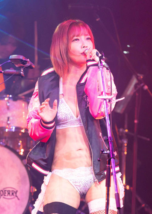 セクシーなビキニスタイルで熱唱する藤田恵名