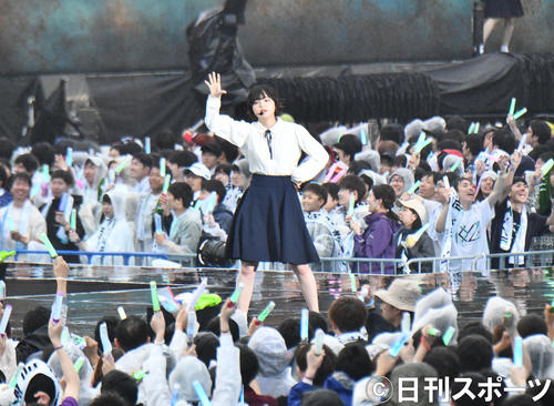 「欅共和国2019」オープニングで、「世界には愛しかない」を歌う平手友梨奈（撮影・酒井清司）