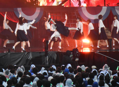 「欅共和国2019」で「アンビバレント」を歌い踊る平手友梨奈（中央）（撮影・酒井清司）