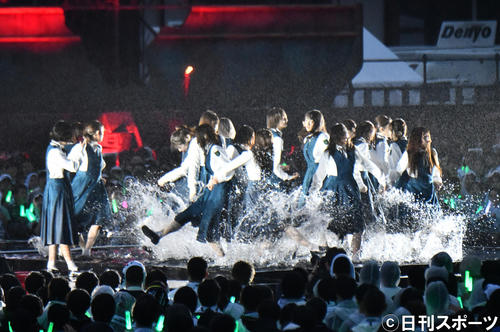「欅共和国2019」センターステージに水がたまり、メンバーが水しぶきを上げて踊る演出にはビックリ　！（撮影・酒井清司）