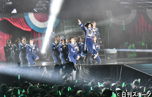 「欅共和国2019」のフィナーレは、平手友梨奈（右端）を先頭にサイレントマジョリティーで終了（撮影・酒井清司）