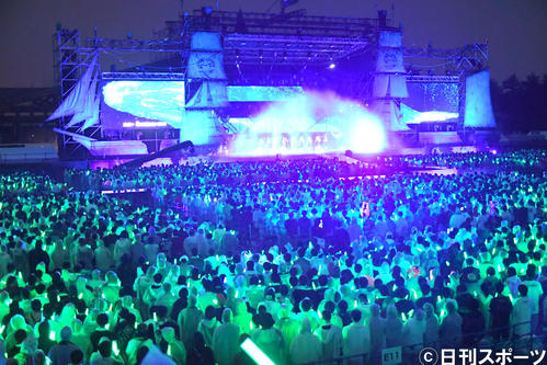 「欅共和国2019」1万6000人のファンが緑のサイリウムを振り、巨大な帆船をかたどったステージが緑の海の中を行く幻想的な風景が浮かび上がった（撮影・酒井清司）