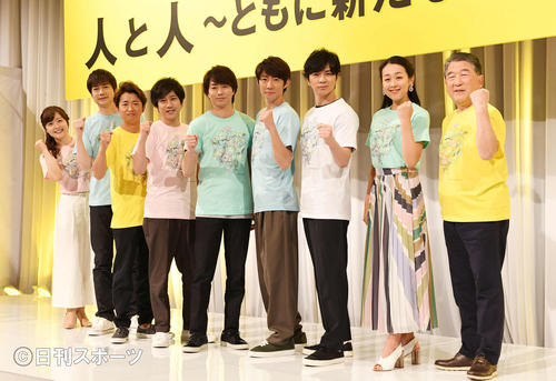 24時間テレビの会見で笑顔を見せる、左から水卜麻美アナウンサー、羽鳥慎一、嵐大野智、二宮和也、櫻井翔、相葉雅紀、松本潤、浅田真央、徳光和夫（撮影・山崎安昭）