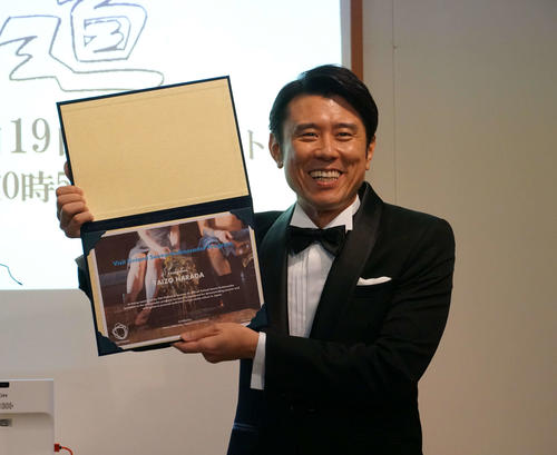 フィンランドサウナアンバサダーに任命され、笑顔の原田泰造（撮影・遠藤尚子）