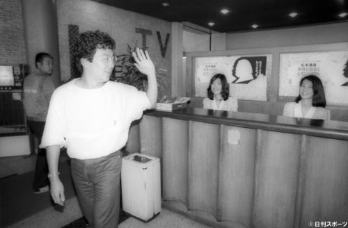 7年3か月勤めたテレビ朝日を退社し、受付係にあいさつをしてテレビ朝日を去る古舘伊知郎アナ（1984年6月25日撮影）