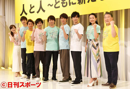 24時間テレビの会見で笑顔を見せる、左から水卜麻美アナウンサー、羽鳥慎一、嵐大野智、二宮和也、櫻井翔、相葉雅紀、松本潤、浅田真央さん、徳光和夫（撮影・山崎安昭）