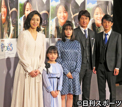 NHK「なつぞら」の会見を行った左から松嶋菜々子、粟野咲莉、広瀬すず、草刈正雄、藤木直人（2019年3月6日撮影）