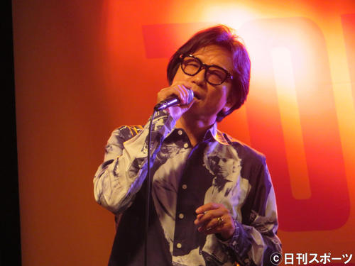 新曲「ラブレター」を披露する藤井フミヤ