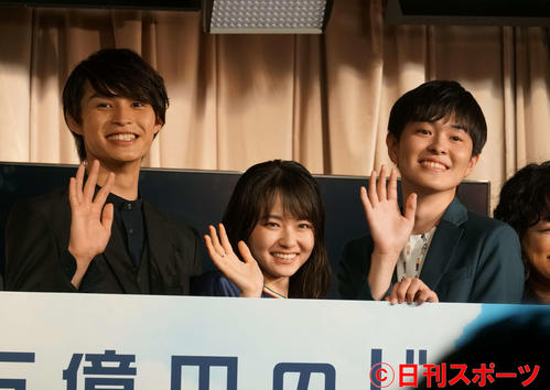 映画「五億円のじんせい」ウェブ完成披露舞台あいさつに出席した、左から兵頭功海、山田杏奈、望月歩（撮影・遠藤尚子）