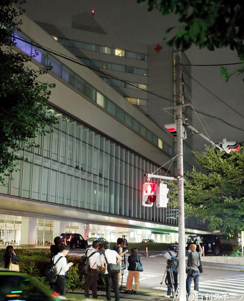 東京都内の病院に集まる報道陣（撮影・狩俣裕三）