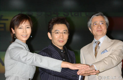 報道ステーションスタートでボーズをする左から河野明子、古舘伊知郎、加藤千洋（2004年3月31日撮影）