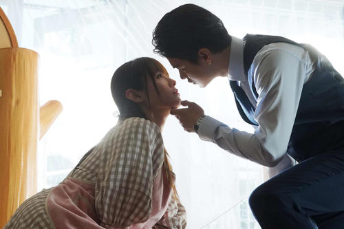 泥棒一家の娘・三雲華（深田恭子＝左）と警察一家の息子・桜庭和馬（瀬戸康史）は禁断の恋におちる（C）フジテレビ