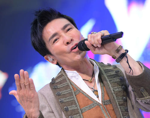 新曲「Jan　Jan　Japanese」の発売記念ミニライブで熱唱する郷ひろみ（2019年5月16日撮影・加藤諒）