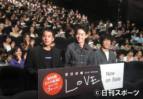 ショートフィルム「クローバー」の特別上映会に出席した菅田将暉。左は山田健人、右は石崎ひゅーい（撮影・大井義明）