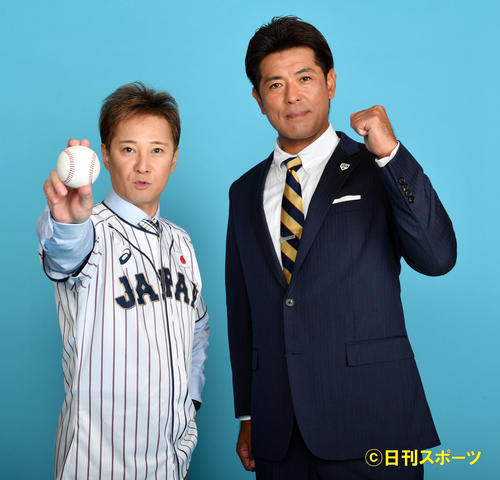 ポーズを決める「侍ジャパン公認サポートキャプテン」の中居正広（左）と稲葉監督（撮影・滝沢徹郎）