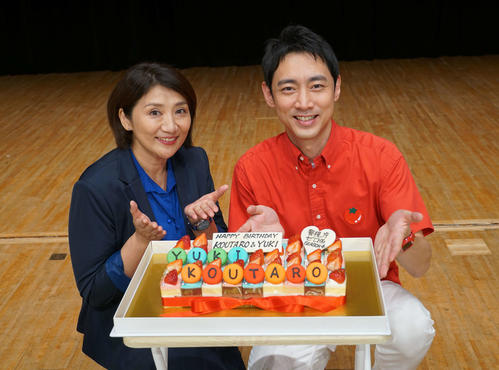 誕生日を祝福される主演の小泉孝太郎（右）と松下由樹