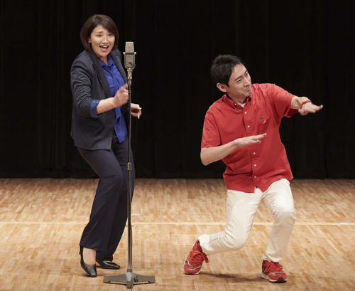 漫才シーンを演じる主演の小泉孝太郎（右）と松下由樹