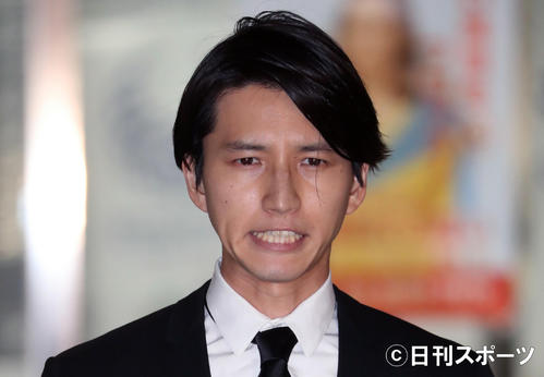 保釈され、東京湾岸署を出る田口淳之介被告（撮影・大野祥一）