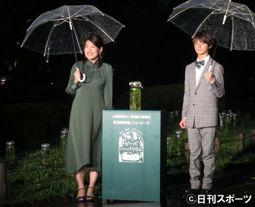 「ビーズハーバリウムinヒビヤアカリテラス2019」の点灯式に出席した、横沢夏子（左）と翔