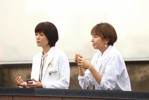 興雲大学の法医学教室で、法医学者として働く万木朝顔（上野樹里＝左）と主任教授の夏目茶子（山口智子）（c）フジテレビ
