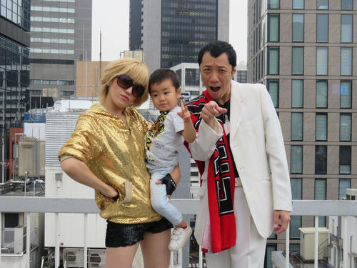 息子の浩一朗君を抱く、かりすまーずのあゆ（左）と幹てつや