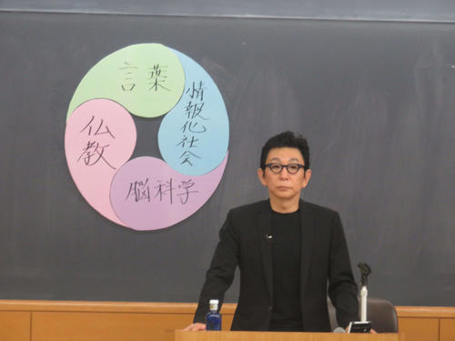 立教大学講義で自ら作った「仏教」「脳科学」「情報化社会」「言葉」の資料を黒板に貼り付けて講義を行う古舘伊知郎（2019年4月16日撮影）