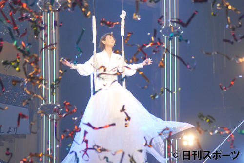 デビュー20周年記念コンサートで高さ4メートルのブランコに乗って歌う氷川きよし（撮影・大友陽平）