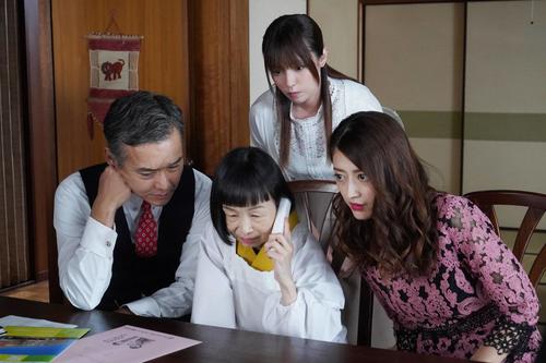 「Lの一族」と呼ばれる泥棒一家・三雲家の人々。左から父・尊（渡部篤郎）、祖母・マツ（どんぐり）、華（深田恭子）、母・悦子（小沢真珠）　（C）フジテレビ