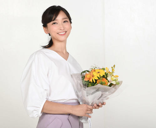 日本テレビ「偽装不倫」に主演する杏はカメラに優しい笑顔を向ける（撮影・鈴木みどり）