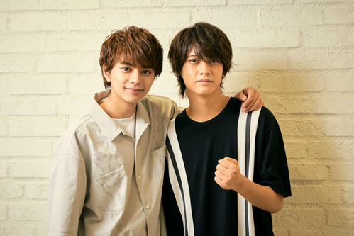 映画「ブラック校則」に主演する佐藤勝利（左）と共演する高橋海人