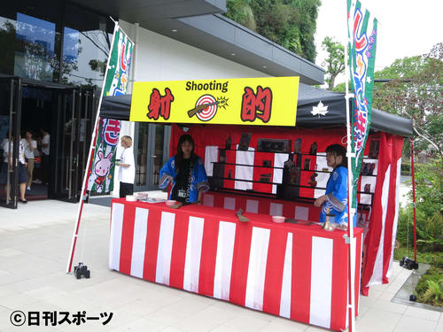 クールジャパンパーク大阪サマーフェアで、「矢野・兵動」矢野が一日名誉店長を務める縁日屋台（撮影・星名希実）