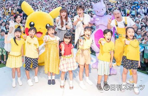 新曲発売記念イベントを行った小林幸子（後列左から4人目）ら