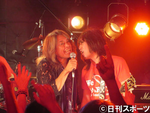 the　MARCY　BAND初代ギター神田和幸（右）と歌う西田昌史