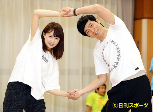 8月公演「Hey！柔道！！」の稽古場で体操する永島聖羅（左）と東貴博（撮影・浅見桂子）
