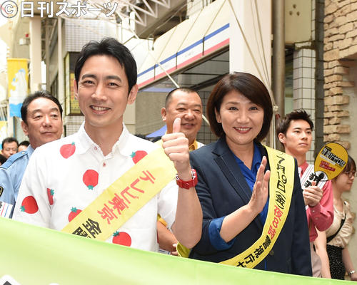 阿佐ケ谷パールセンター商店街でパレードをする小泉孝太郎（左）と松下由樹（撮影・横山健太）
