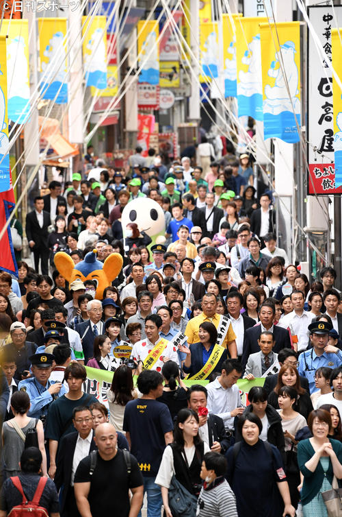 阿佐ケ谷パールセンター商店街でパレードをする警視庁ゼロ係の出演者たち（撮影・横山健太）