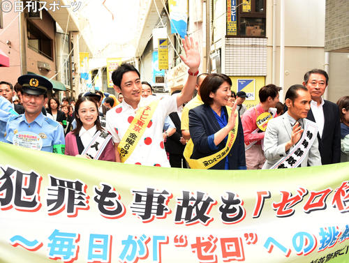 阿佐ケ谷パールセンター商店街でパレードをする警視庁ゼロ係の出演者たち。左から2人目から安達祐実、小泉孝太郎、松下由樹、片岡鶴太郎（撮影・横山健太）