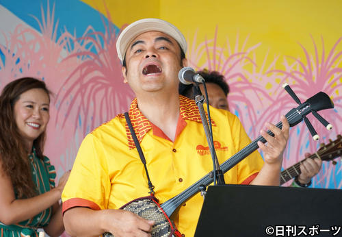 アミューズの海の家オープニング記念ライブで歌うBEGIN比嘉栄昇（撮影・遠藤尚子）