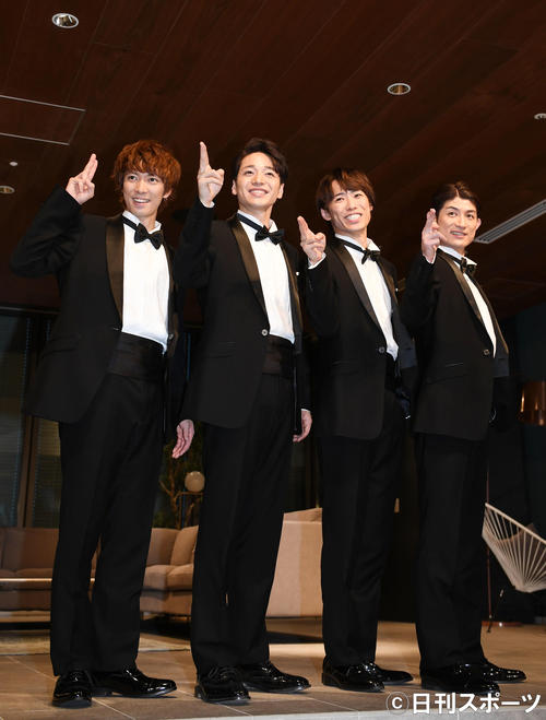 初のLINE　LIVEを終え、ポーズを決めるふぉ～ゆ～。左から辰己雄大、福田悠太、越岡裕貴、松崎祐介（撮影・横山健太）