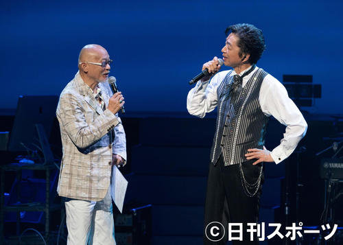 中村雅俊（右）の45周年スペシャルライブにゲスト出演した松山千春