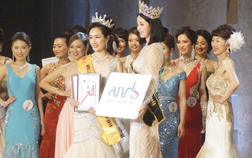 グランプリメンバーに選ばれて、目録を手にする板倉糸栄（左から4人目）