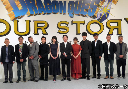 映画「ドラゴンクエスト　ユア・ストーリー」完成報告記者会見に出席した堀井雄二氏（左から2番目）、佐藤健（中央）ら（撮影・川田和博）