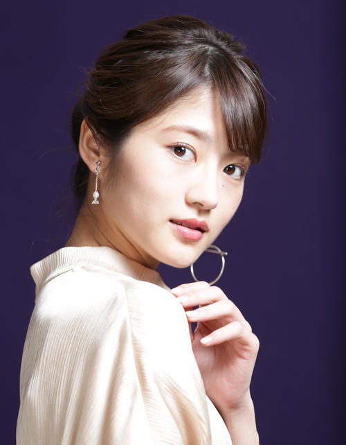 大人の魅力も兼ね備えた若月佑美（撮影・中島郁夫）