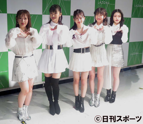 カマキリポーズで笑顔のフェアリーズ。左から井上理香子、下村実生、伊藤萌々香、林田真尋、野元空（撮影・大井義明）