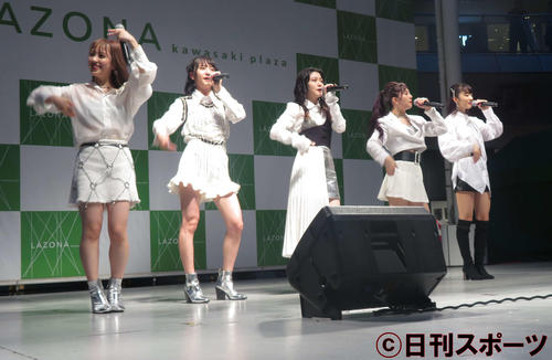 カマキリポーズで笑顔のフェアリーズ。左から井上理香子、林田真尋、野元空、伊藤萌々香、下村実生（撮影・大井義明）