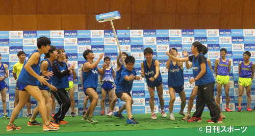 母校中央学院大でのイベントで「シャドー葉っぱキャッチ」に挑戦する武井壮（撮影・大井義明）
