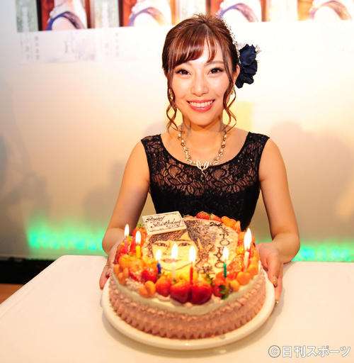 新曲「TOKYO迷子」の発表会で誕生日をケーキで祝った藤井香愛（撮影・松本久）